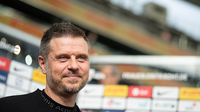 Bayerns Trainer Alexander Straus muss mit seinen Spielerinnen unter anderem gegen den FC Barcelona ran.