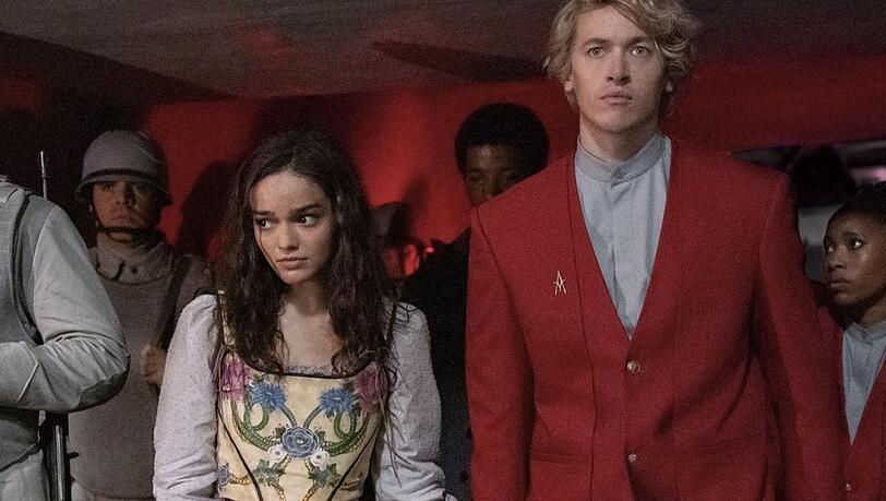 Rachel Zegler (l.) tritt in "Die Tribute von Panem: The Ballad of Songbirds and Snakes" die Nachfolge von Jennifer Lawrence an.