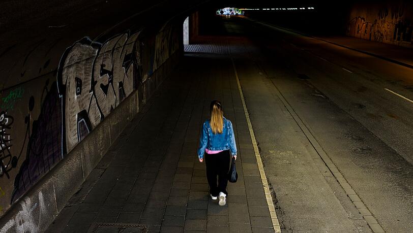 Männer und Frauen unterscheiden sich beim subjektiven Sicherheitsempfinden deutlich: Während sich 56 Prozent der Männer sicher fühlen, sind es bei den Frauen nur 45 Prozent. (Symbolbild) Männer und Frauen unterscheiden sich beim subjektiven Sicherheitsempfinden deutlich: Während sich 56 Prozent der Männer sicher fühlen, sind es bei den Frauen nur 45 Prozent. (Symbolbild)