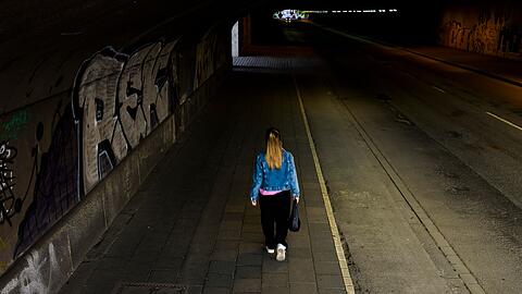 Männer und Frauen unterscheiden sich beim subjektiven Sicherheitsempfinden deutlich: Während sich 56 Prozent der Männer sicher fühlen, sind es bei den Frauen nur 45 Prozent. (Symbolbild)