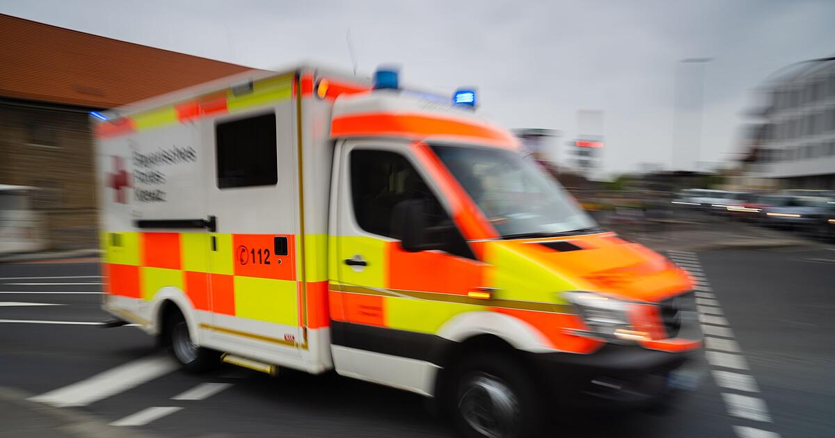 Fu-g-ngerin-beim-Rangieren-von-Lastwagen-erfasst