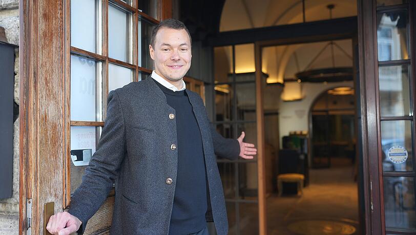 Der neue Wirt im Paulaner Br&auml;uhaus am Kapuzinerplatz hei&szlig;t Zeno Kratzer. Mit seinem Konzept will er dort "das Bayerische nahbar machen". Geplant sind Schafkopf- und Fingerhakel-Turniere und Kleinkunst.