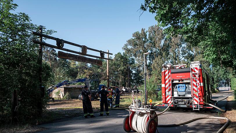 Die Feuerwehr &uuml;berwachte das Gebiet .
