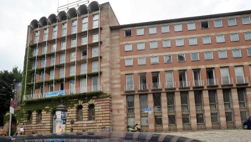 Das neue Pellerhaus aus dem Jahr 1957 ist selbst schon ein Baudenkmal. Die Fassade mit den vier Fahnenmasten spiegelt sich im Dach eines parkenden Autos. Das neue Pellerhaus aus dem Jahr 1957 ist selbst schon ein Baudenkmal. Die Fassade mit den vier Fahnenmasten spiegelt sich im Dach eines parkenden Autos.
