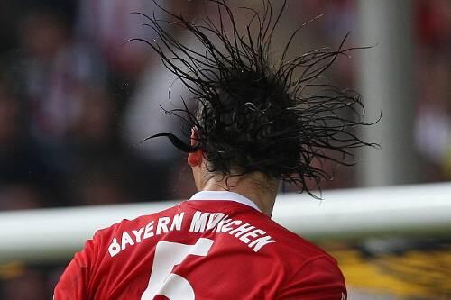 Belgische Haarpracht: Bayern-Trainer Louis van Gaal muss nur eine Partie in der Champions-League auf Daniel van Buyten verzichten.
