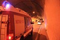 Großeinsatz von Feuerwehr und Polizei im Tunnel.