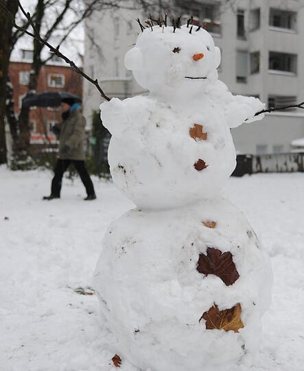 Deutschland bibbert: Mit eisigen Temperaturen und teils kräftigen Schneefall zieht der Winter ein. Die Bilder