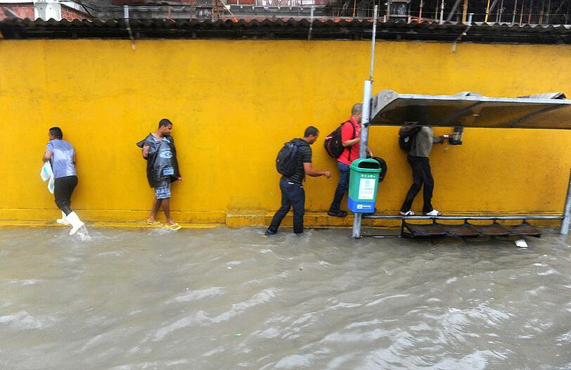 In Recife erwartet die USA und Deutschland eine Wasserschlacht. Die irren Regen-Bilder aus Recife!
