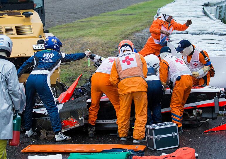 Rettungskräfte versorgen den verunfallten Jules Bianchi beim Rennen in Suzuka.
