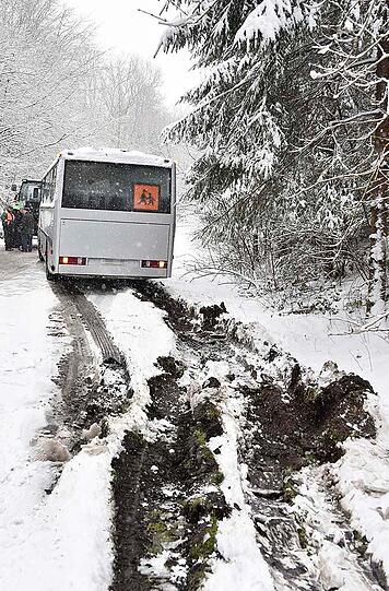 In Oberpframmern landete ein Schulbus im Straßengraben. Alle 15 Kinder blieben unverletzt.