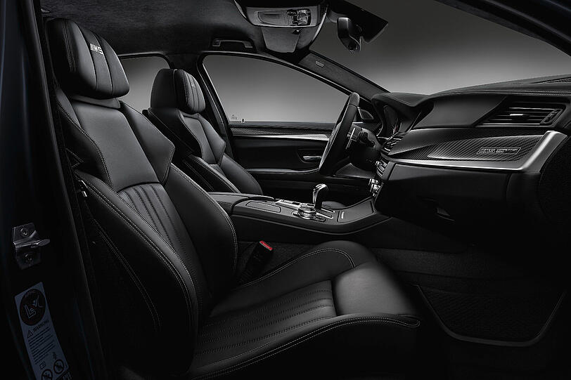Der BMW M5 "Competition Edition" hat serienmäßig eine schwarze Vollleder-Ausstattung mit einer opalweißen Kontrast-Steppung an Bord.