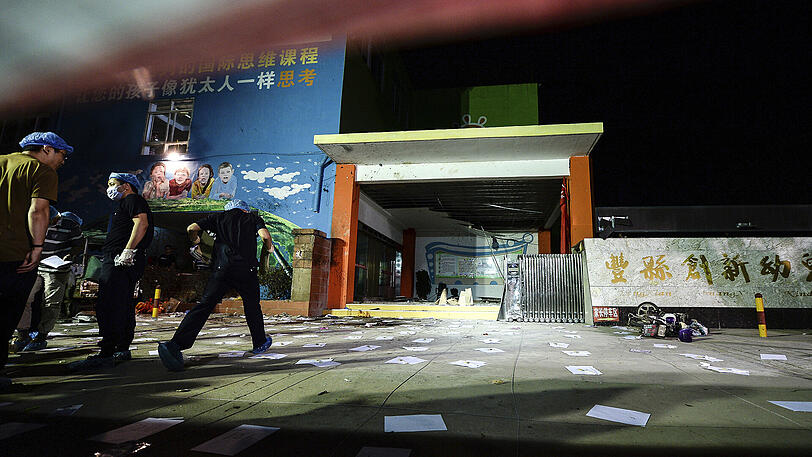 Bei einer schweren Explosion am Eingang zu einem Kindergarten im Osten Chinas sind mindestens acht Menschen ums Leben gekommen.