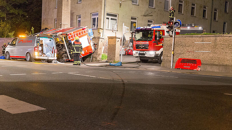 Die Feuerwehrler müssen ihren jungen Kollegen aus dem Wrack befreien.