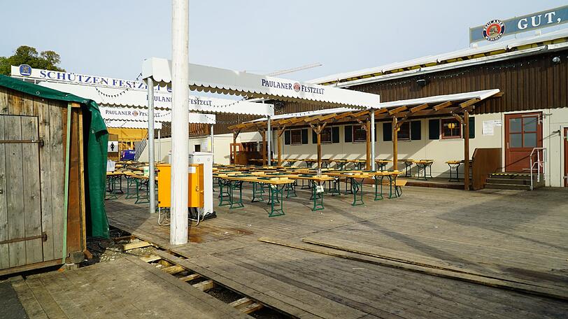 Bereits am Tag nach dem Wiesn-Kehraus haben die Abbau- und Aufräumarbeiten auf dem Oktoberfestgelände begonnen.