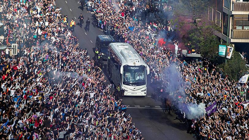 Wie bei einer Meisterfeier: Die Mannschaft von Real Madrid kommt zum Halbfinal-Rückspiel der Champions League am Stadion an.