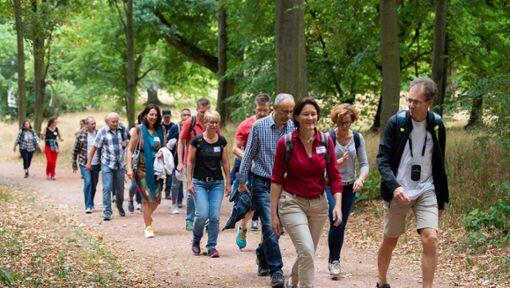 Eckhard Linner (r.), Firmengründer des Unternehmens „WanderDate“ läuft mit Teilnehmern einer Singlewanderung durch den Landschaftsgarten Rosenhöhe. Eckhard Linner (r.), Firmengründer des Unternehmens „WanderDate“ läuft mit Teilnehmern einer Singlewanderung durch den Landschaftsgarten Rosenhöhe.