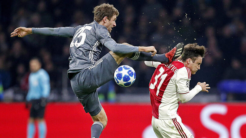 Rot-würdige Szene: Thomas Müller (li.) kassiert gegen Ajax Amsterdam einen Platzverweis.