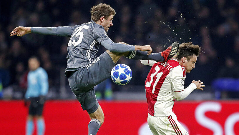Rot-würdige Szene: Thomas Müller (li.) kassiert gegen Ajax Amsterdam einen Platzverweis. Rot-würdige Szene: Thomas Müller (li.) kassiert gegen Ajax Amsterdam einen Platzverweis.