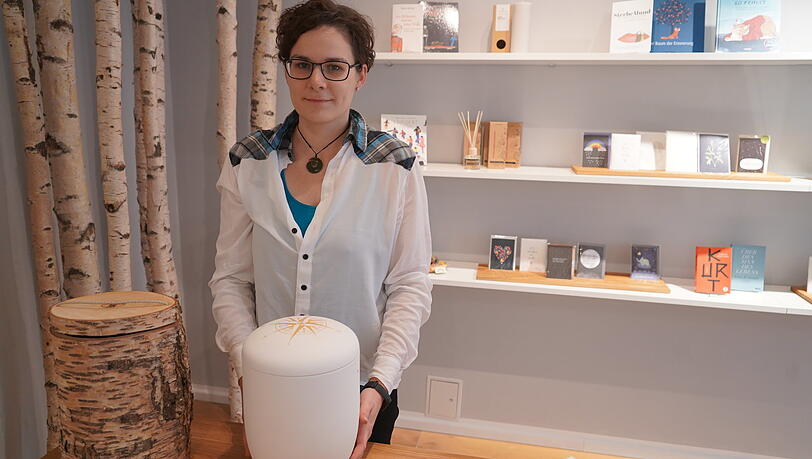 Mitarbeiterin Marianne Eiber mit einer Seeurne aus Kalkstein. Mitarbeiterin Marianne Eiber mit einer Seeurne aus Kalkstein.