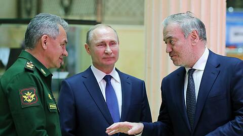 Valery Gergiev (rechts) mit Vladimir Putin und dem russischen Verteidigungsminister Sergei Shoigu bei der Besichtigung von Beutestücken aus Syrien im Kommando- und Kontrollzentrum des russischen Verteidigungsministeriums (2018).