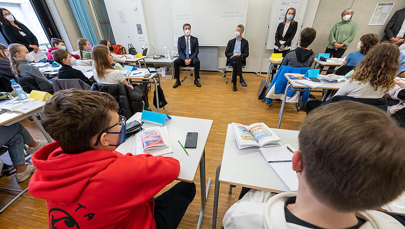 "Welche Berufe sind Ihrer Meinung nach in den nächsten Jahren in Deutschland zukunftsträchtig?", übersetzt eine Dolmetscherin eine Frage an die beiden Politiker.