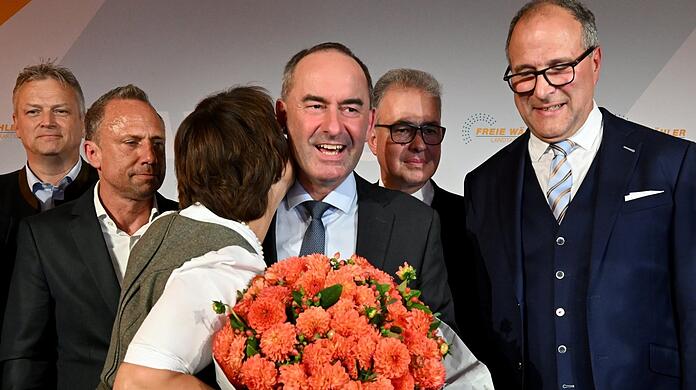 Hubert Aiwanger ließ sich auf der Wahlparty der Freien Wähler feiern.