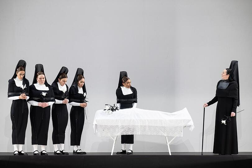 Das Patriarchat wird auch von den Frauen am Leben gehalten - mit der titelgebenden Mutter Bernarda Alba (re. Katja Jung) als strenger W&auml;chterin, die ihre f&uuml;nf T&ouml;chter in den eigenen vier W&auml;nden gefangen h&auml;lt.