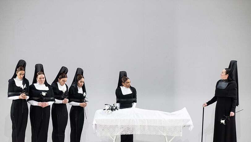 Das Patriarchat wird auch von den Frauen am Leben gehalten - mit der titelgebenden Mutter Bernarda Alba (re. Katja Jung) als strenger Wächterin, die ihre fünf Töchter in den eigenen vier Wänden gefangen hält. Das Patriarchat wird auch von den Frauen am Leben gehalten - mit der titelgebenden Mutter Bernarda Alba (re. Katja Jung) als strenger Wächterin, die ihre fünf Töchter in den eigenen vier Wänden gefangen hält.