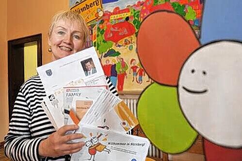 Doris Reinecke vom Bündnis für Familie zeigt das dem Willkommenspaket, das im letzten Jahr fast 7.000 Familien erhalten haben.