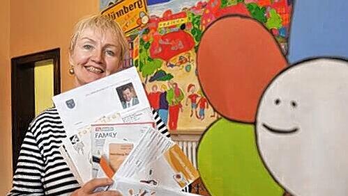Doris Reinecke vom Bündnis für Familie zeigt das dem Willkommenspaket, das im letzten Jahr fast 7.000 Familien erhalten haben. Doris Reinecke vom Bündnis für Familie zeigt das dem Willkommenspaket, das im letzten Jahr fast 7.000 Familien erhalten haben.