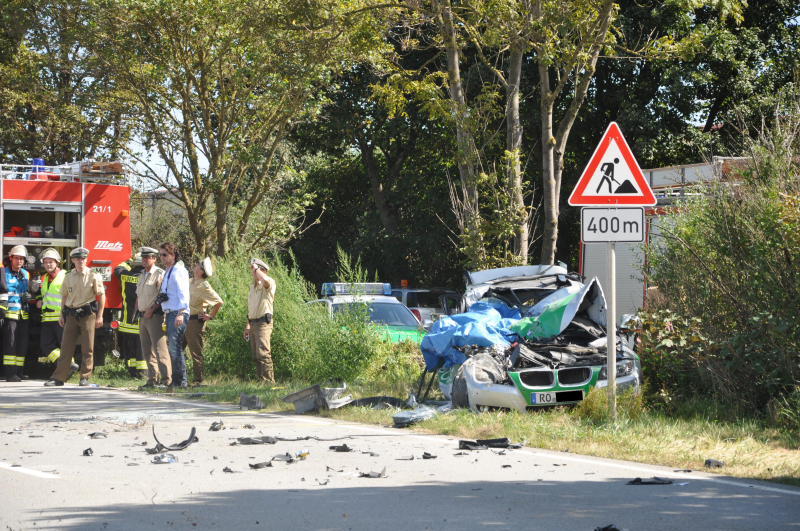 Polizeiwagen kracht in Betonmischer - Die Bilder vom schrecklichen Unfall