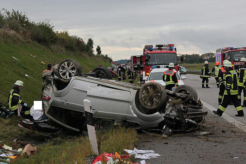 Bei einem Unfall auf der A94 wurden vier Personen verletzt.