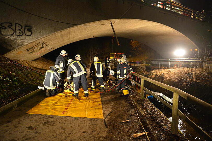 Schrecklicher Unfall bei Waging am See: Ein Auto fällt von einer Brücke. Die beiden Insassen werden schwer verletzt. Die Bilder von der Bergung...