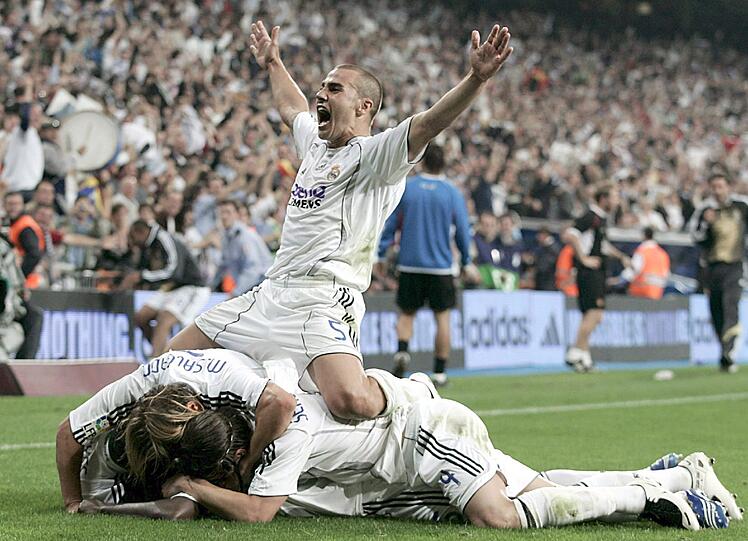 ABWEHR: Fabio Cannavaro: Alter: 41 Jahre. Spielte bei Juventus, spielte bei Real Madrid oder auch Inter Mailand. Kapitän der italienischen Weltmeistermannschaft 2006. Erster Abwehrspieler, der zum Weltfußballer gewählt wurde. Mit Buffon 1999 auch UEFA-Cup-Gewinner.