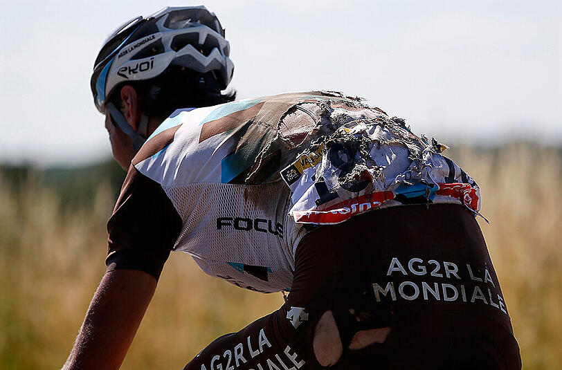 "Wer nichts riskiert, kann auch nichts gewinnen. Sicherlich geschehen auch deswegen die vielen Stürze", sagt Tony Martin. Gut 55 Kilometer vor dem Ziel der dritten Etappe der Tour de France kommt es bei Tempo 42 zu einem schweren Massensturz. Gelbträger Fabian Cancellara überschlägt sich, später kommt die bittere Diagnose: Zwei Rückenwirbel gebrochen. Das Aus.