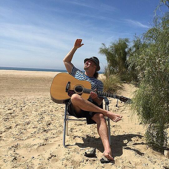 Chris Columbus reist mit seiner Gitarre um die Welt.