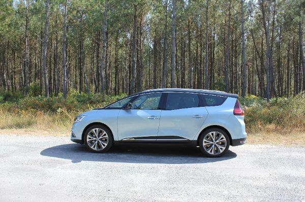 Exakt 4,64 Meter misst die Lang-Variante des Renault Scenic. In Natura wirkt der Neue deutlich größer.