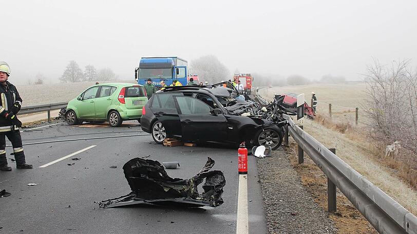 Am Donnerstagmorgen stießen zwei Autos auf einer Bundesstraße frontal zusammen. Beide Fahrer starben noch am Unfallort. Die Bilder des Unfalls.