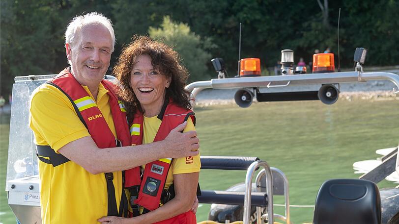 Eckert von der Gönna und seine Ehefrau Ulla stehen zusammen in einem DLRG-Boot am Starnberger See &ndash; hier hat ihre Liebe einst begonnen.