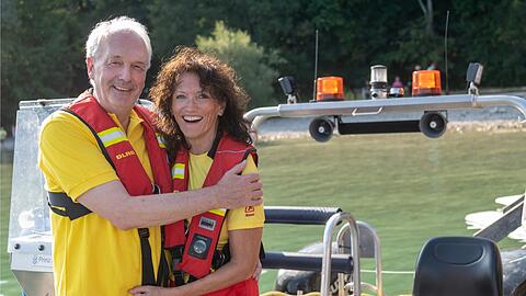 Eckert von der Gönna und seine Ehefrau Ulla stehen zusammen in einem DLRG-Boot am Starnberger See &ndash; hier hat ihre Liebe einst begonnen.