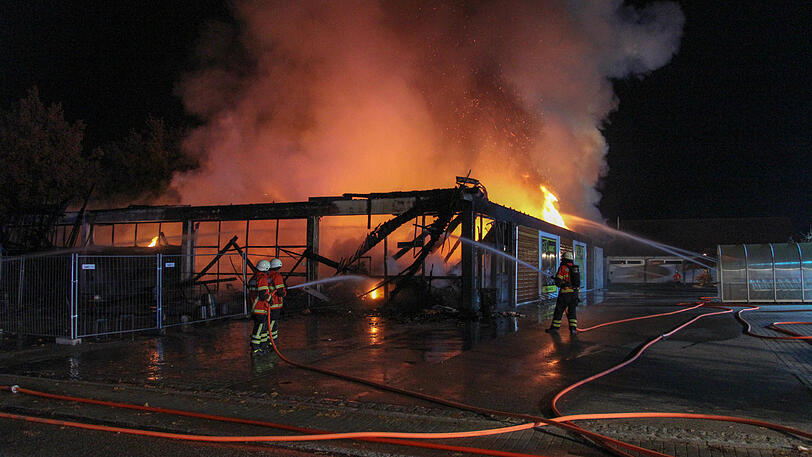 Der Supermarkt ist ausgebrannt, der Sachschaden enorm. Die Bilder vom Feuerwehreinsatz in Kirchdorf am Inn.