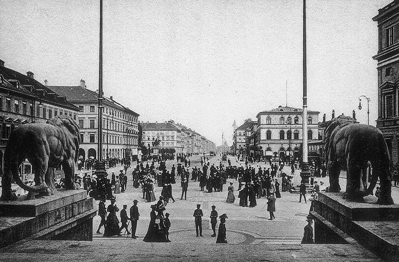 Reges Treiben am Odeonsplatz und in der Ludwigstraße um 1920.
