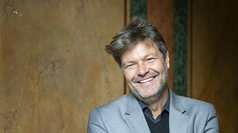 Auf ihn setzen die Grünen im Freistaat: Robert Habeck macht Kommunalwahlkampf in Bayern. Statt mit Blaulicht-Kolonne tourt er im Regionalexpress, Zweite Klasse, von Ort zu Ort.