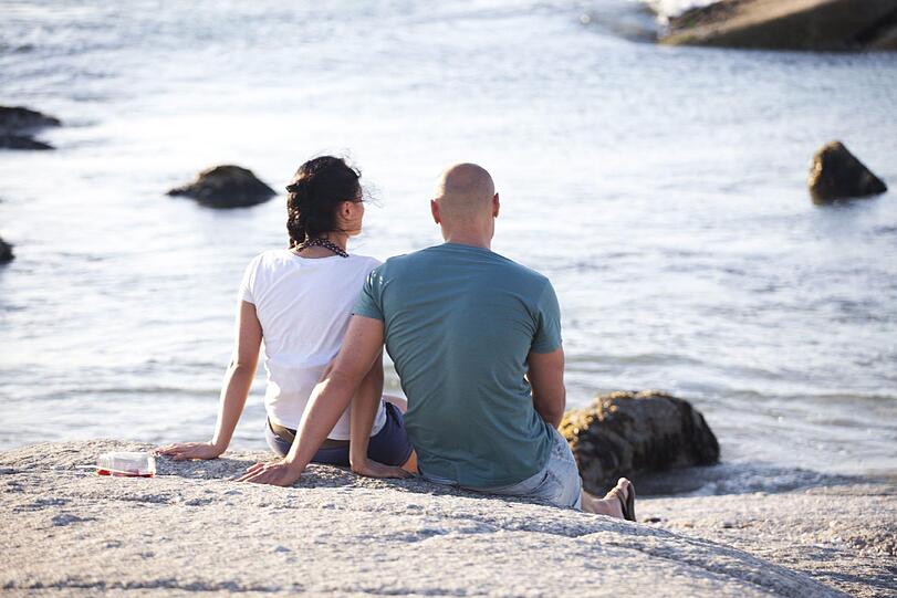 Maggie und Christian unterhalten sich am Strand von Langebaan.
