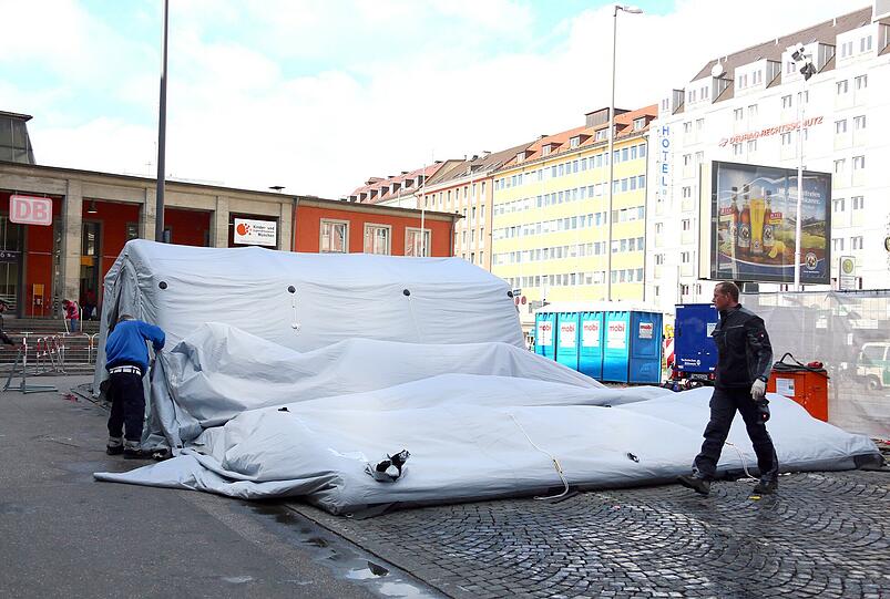Aufräumarbeiten am Hauptbahnhof. Die Gitter, Absperrzäune und Zelte, die zum Empfang der Flüchtlingsmassen benötigt wurden, kommen weg.