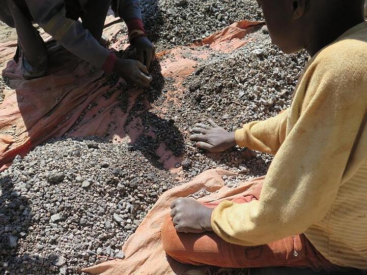 Das von Amnesty International zur Verfügung gestellte Bild zeigt Kinder, die in einer Kobaltmine Steine sortieren.