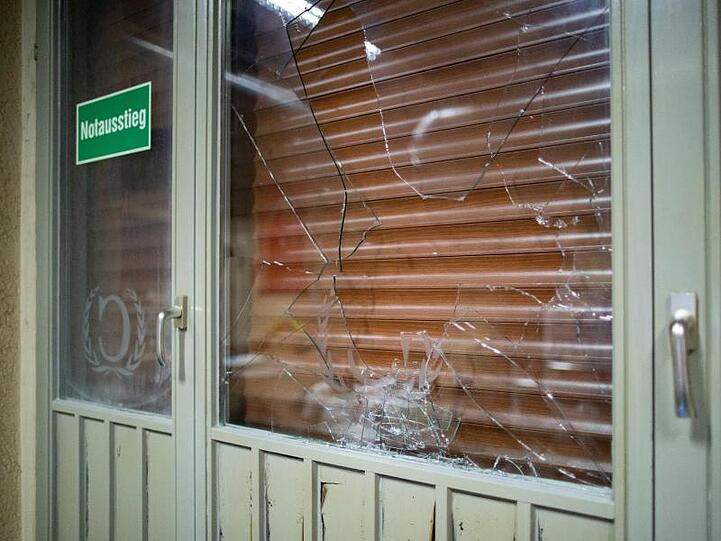 Eine beschädigte Fensterscheibe eines türkischen Cafes.