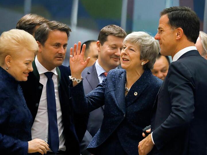 Noch gehört sie dazu: Die britische Premierministerin Theresa May (M.) im Gespräch mit der litauischen Präsidentin Dalia Grybauskaite und Mark Rutte (r.), Ministerpräsident der Niederlande.