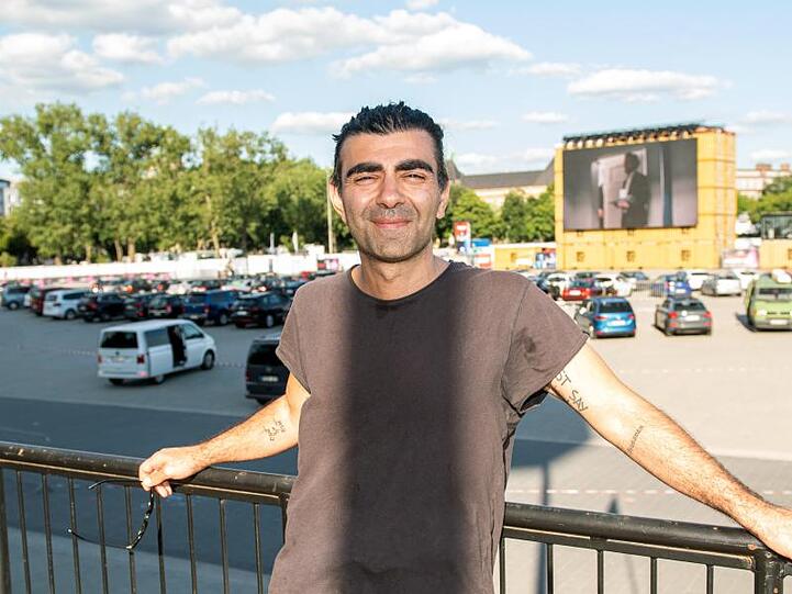 Fatih Akin vor der Aufführung seines Films &bdquo;Tschick&ldquo; im Autokino auf dem Heiligengeistfeld.