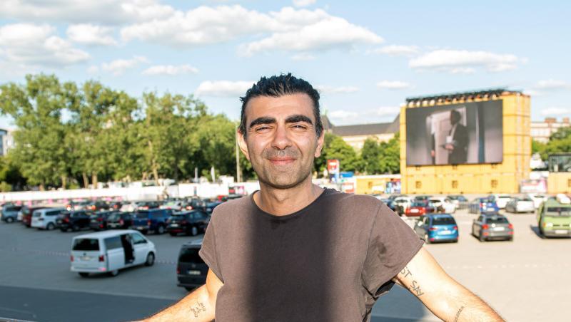 Fatih Akin vor der Aufführung seines Films „Tschick“ im Autokino auf dem Heiligengeistfeld. Fatih Akin vor der Aufführung seines Films „Tschick“ im Autokino auf dem Heiligengeistfeld.